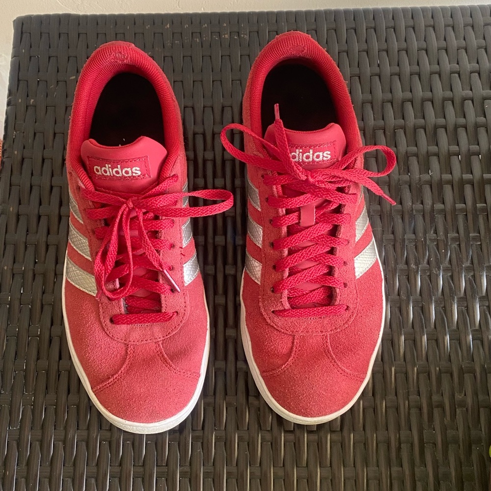 Adidas VL Court 2.0 shoes in red with gold stripes, 7.5